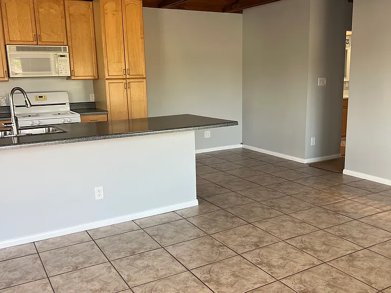 360 N Termino Ave — Photo 7