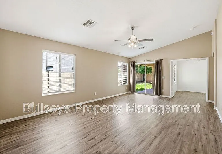 21069 N Jocelyn Ln — Photo 4
