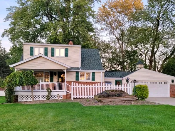 8015 Elmhurst Dr, Broadview Heights, OH 44147