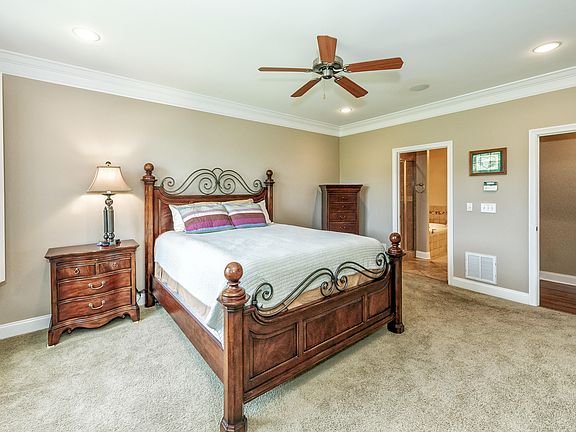 5th image of 105 Waterford Cir
