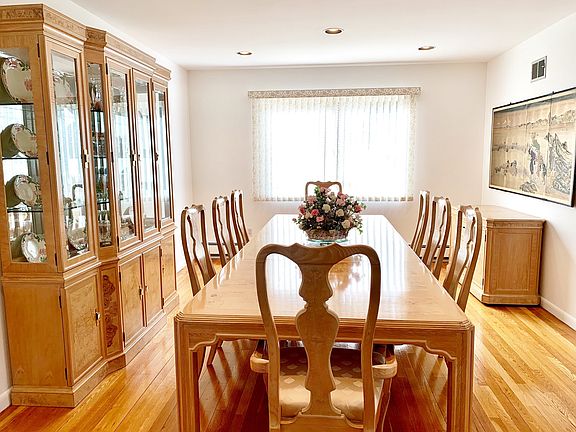 4th image of 8 Saxon Woods Park Dr