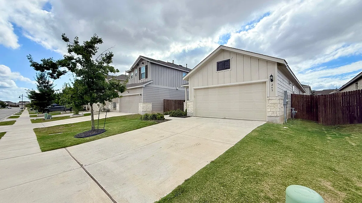 3 bed, 2.0 bath, 1540 sqft, $2,000 — Photo 2