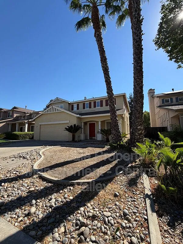 4 bed, 2.5 bath, 2057 sqft, $2,900 — Photo 2