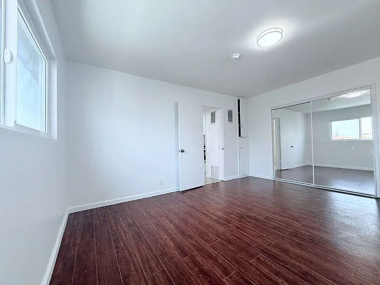 1915 S Longwood Ave #5 — Photo 9