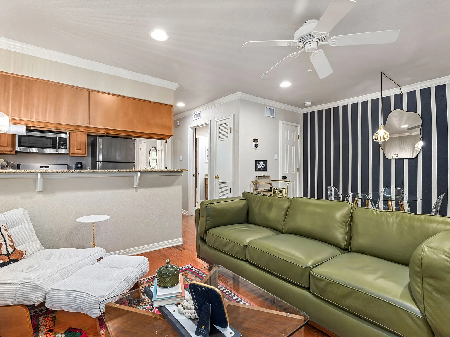 1 bed, $2,600 — Photo 2