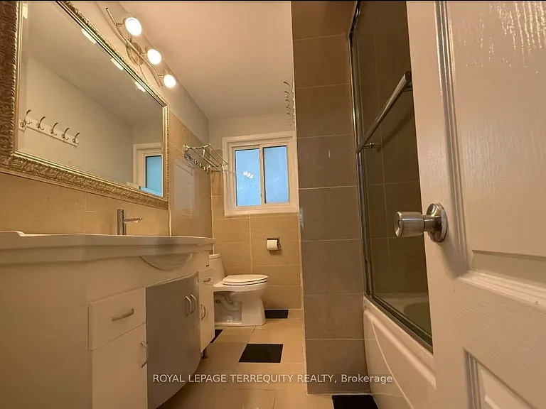 2 Axsmith Cres — Photo 9