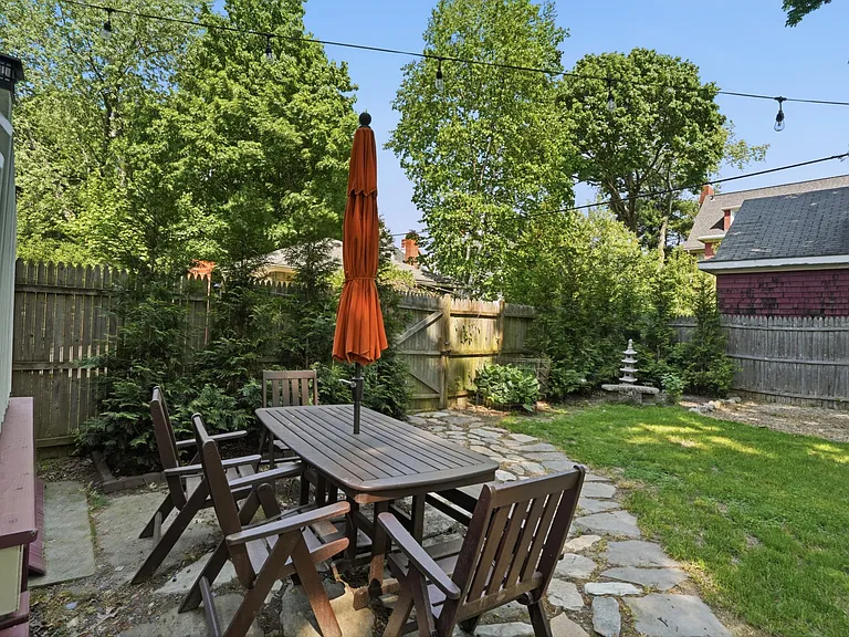 28 Alumni Ave — Photo 31