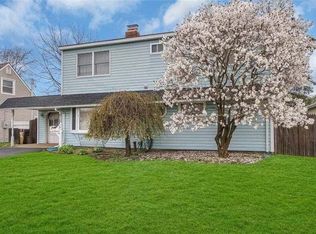 19 Straw Ln, Hicksville, NY 11801