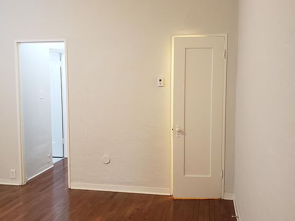 Living room (view 3)