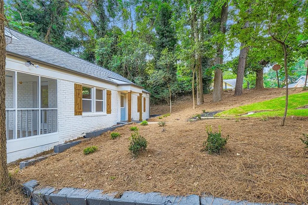3 bed, 1.0 bath, 825 sqft, $1,995 — Photo 2