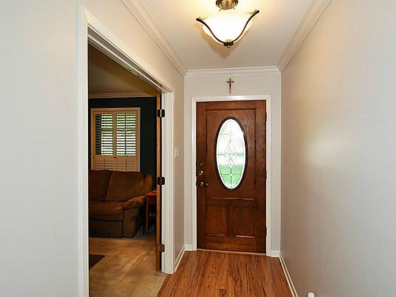 3rd image of 1502 Hawthorn Dr
