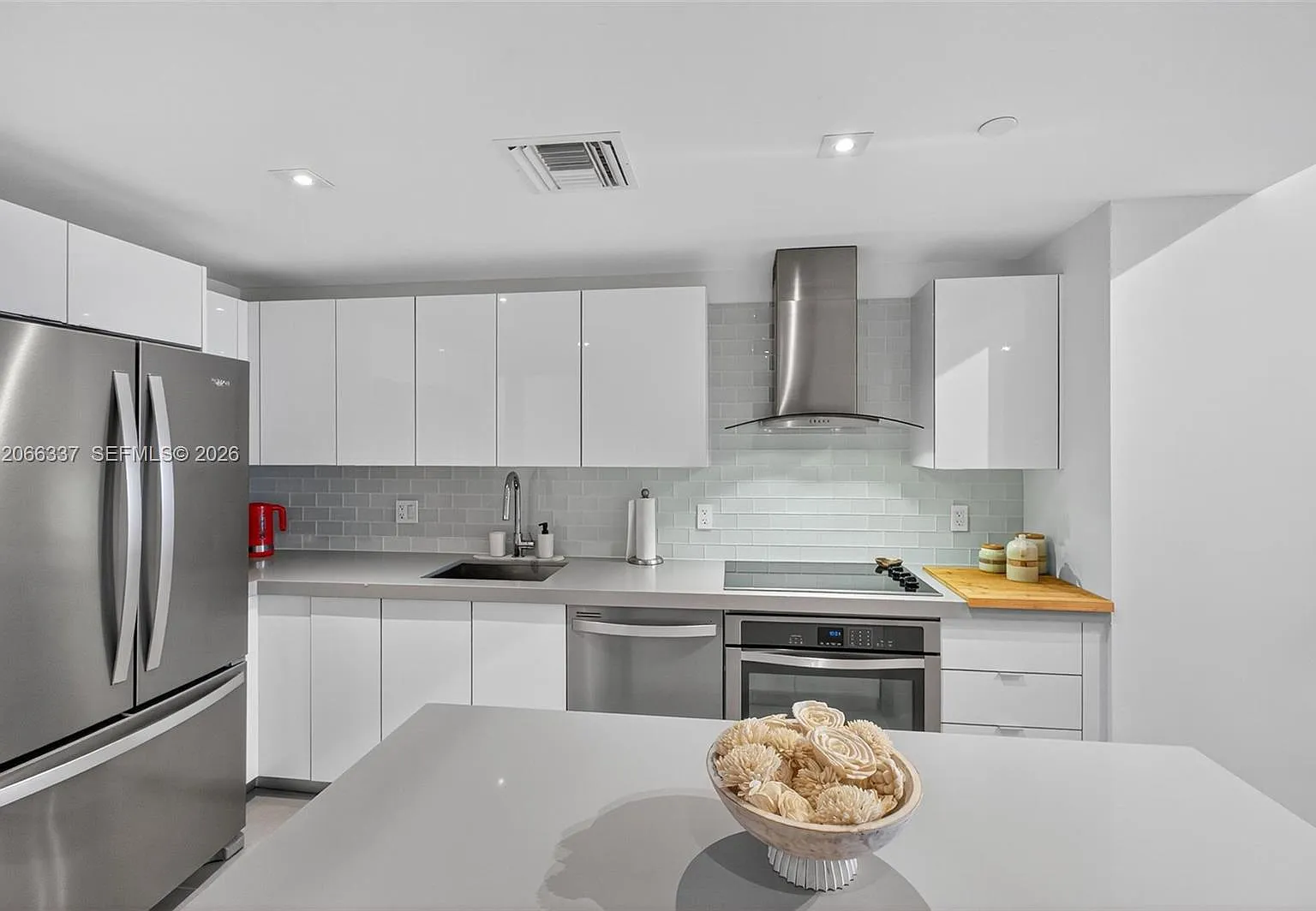Canvas Condo — Photo 2