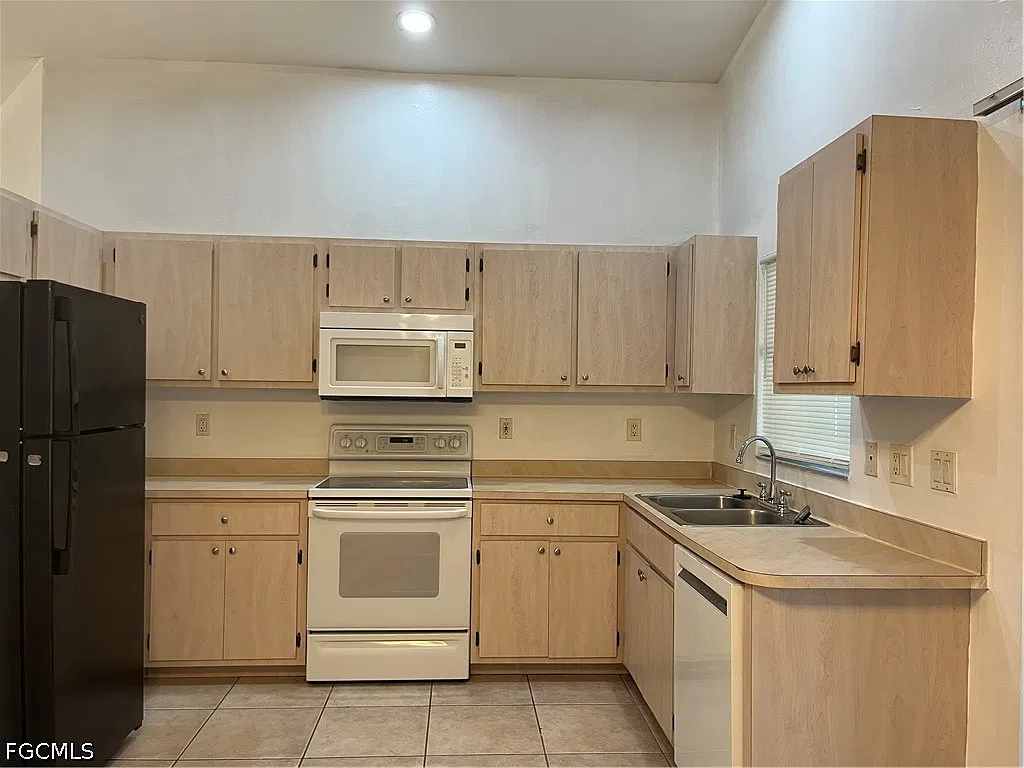 2 bed, 2.0 bath, 1100 sqft, $1,375 — Photo 3