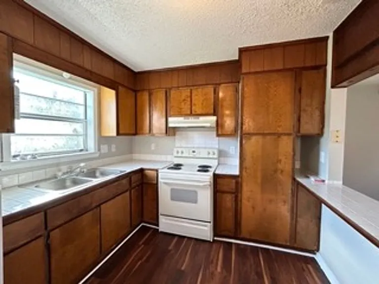 212 Lawler Ave — Photo 9