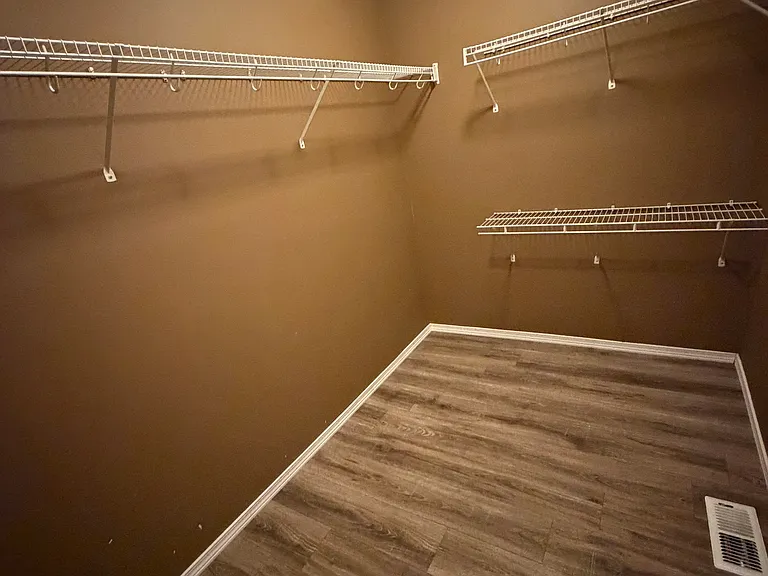 Masterbedroom walkin closet