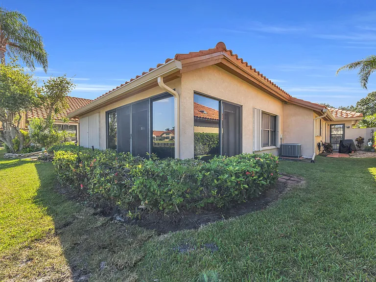 2735 SW Mariposa Cir — Photo 14