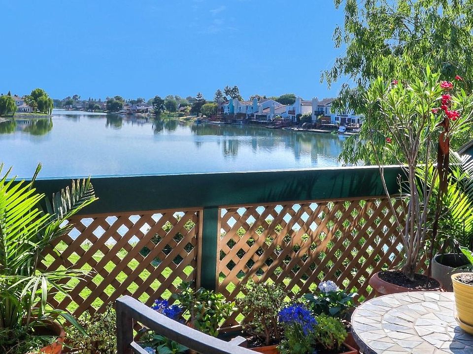 Top Floor, Waterfront Backyard Balcony- Long & Wide Water Expansive Views
