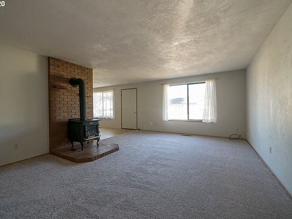 5th image of 878 Shores St NE