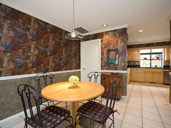 Great light fixture in dining space