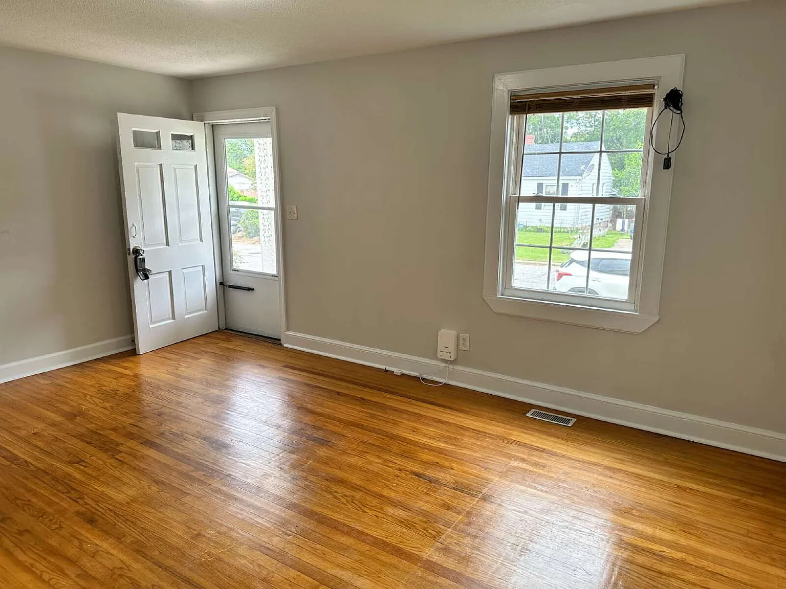 2 bed, 1.0 bath, 748 sqft, $900 — Photo 4