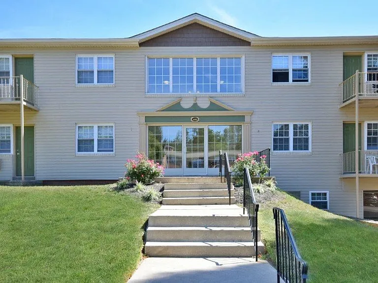 Kingswood Apartments & Townhomes — Photo 27