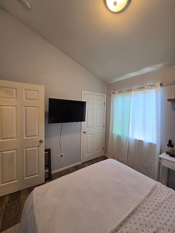 Studio, 1.0 bath, 200 sqft, $1,275 — Photo 3
