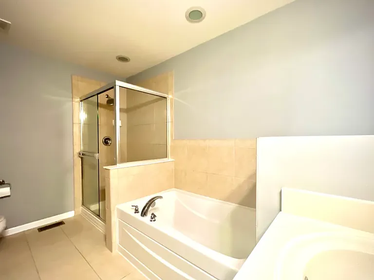 546 Grosvenor Ln — Photo 9
