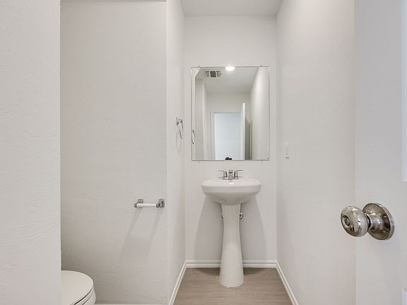 4th image of 2027 Delphine Dr