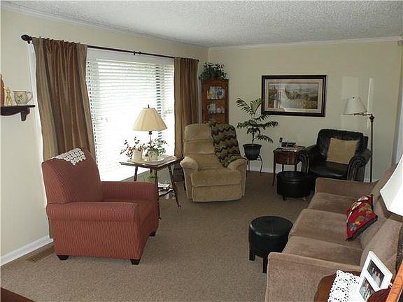 5th image of 325 Lorna Dr