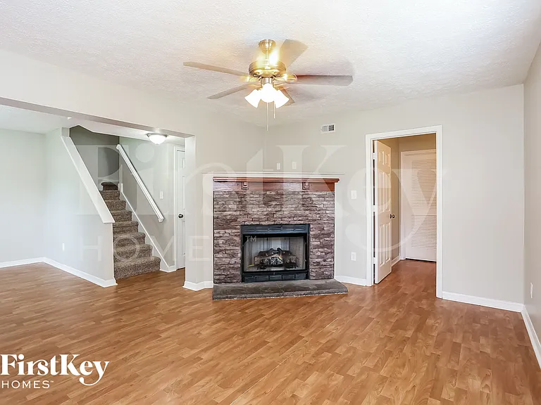 1241 Clock St — Photo 3