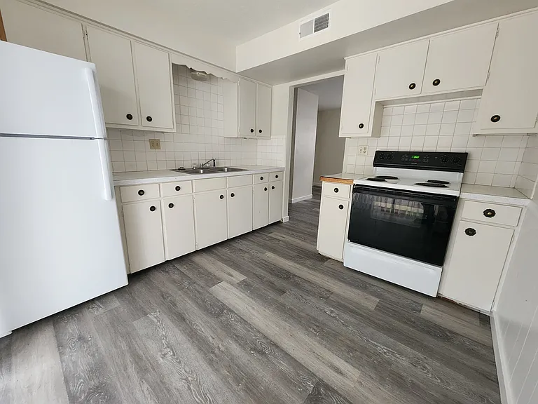 505 Wilshire Dr #7 — Photo 11