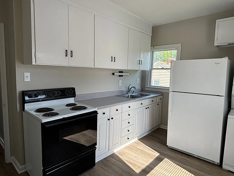 1310 Maple St — Photo 9