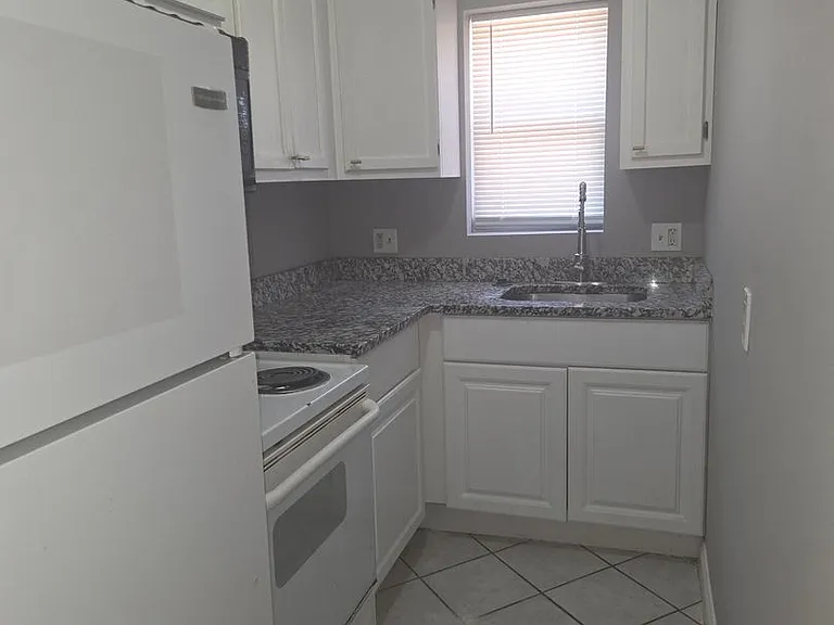 207 Waller Ave — Photo 6