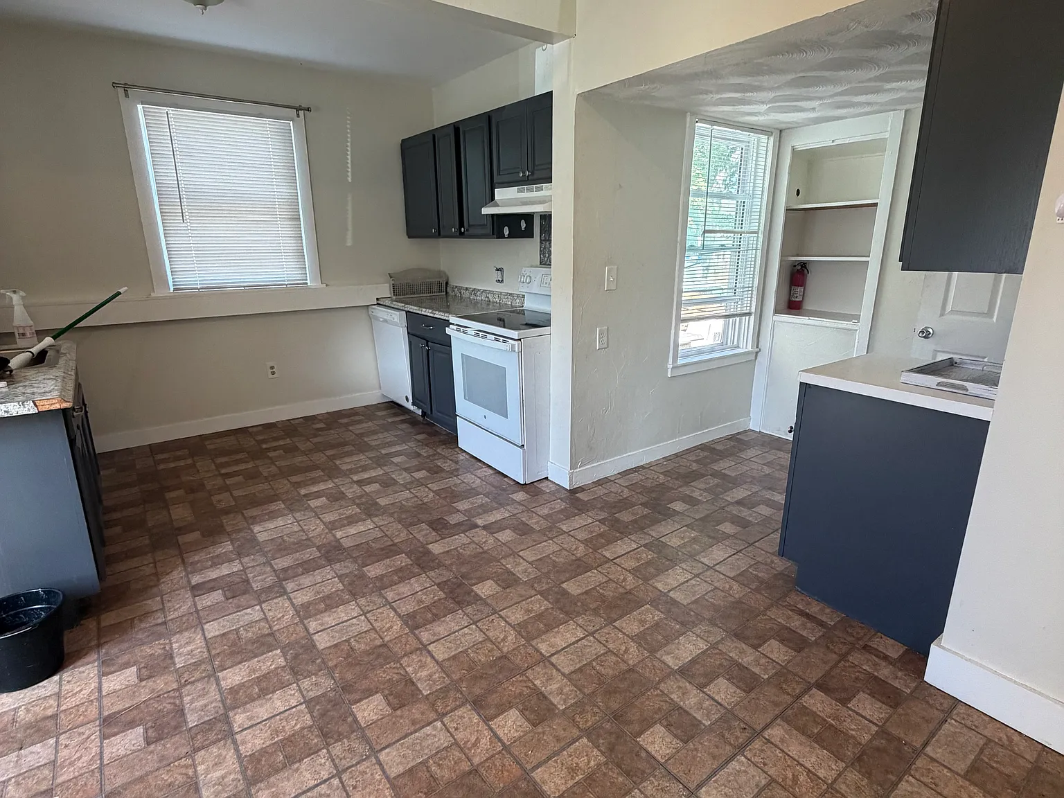 3 bed, 1200 sqft, $2,400 — Photo 4