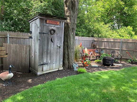 5th image of 21 Brentwood Dr