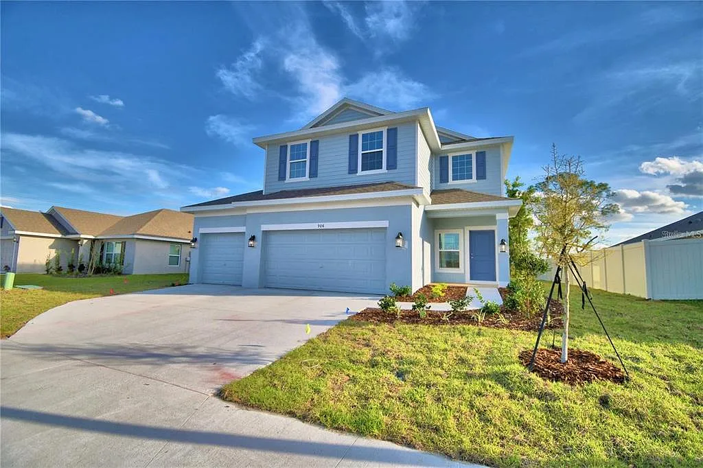 4 bed, 2.5 bath, 2183 sqft, $2,600 — Photo 1