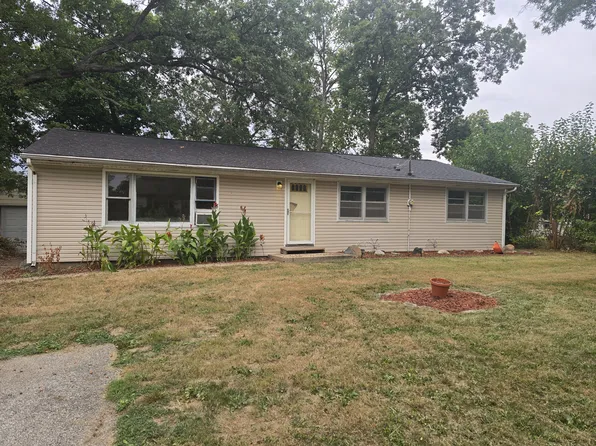 1102 Timber Dr, Mahomet, IL 61853