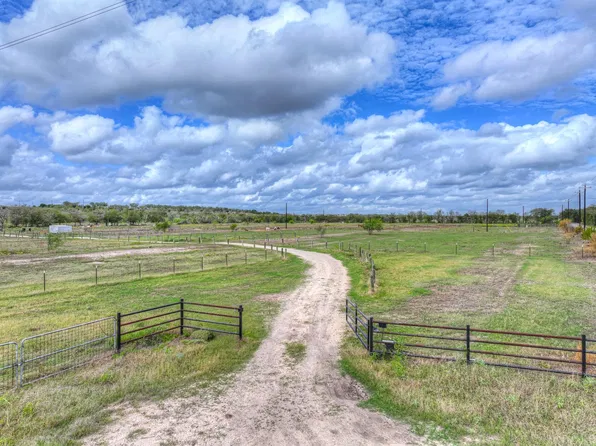 2551 Scull Rd, Martindale, TX 78655