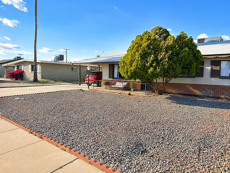 426 E Garfield St — Photo 3