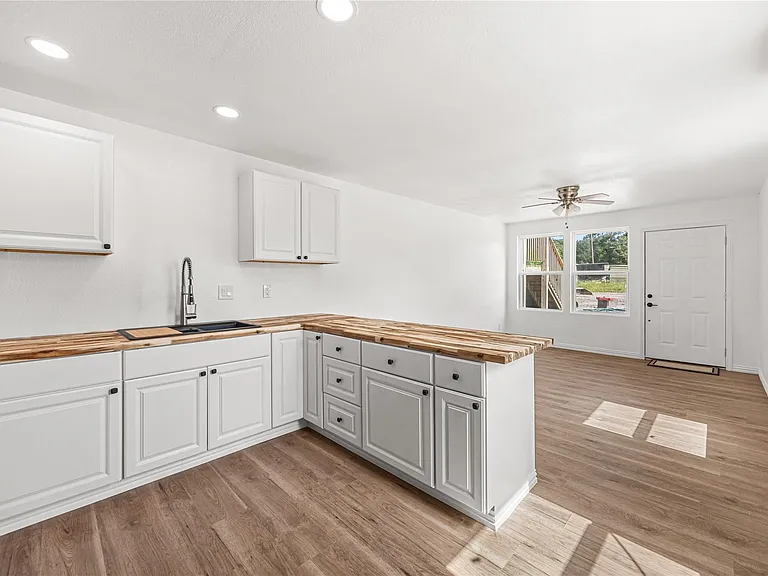 28096 Seven Sisters Rd #B — Photo 8