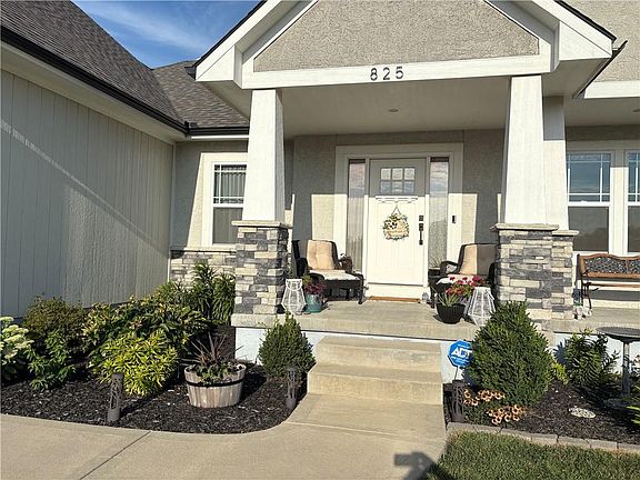 2nd image of 825 SE Shamrock Ln