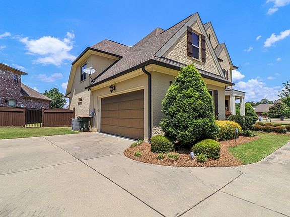 3rd image of 339 Windsor Dr N