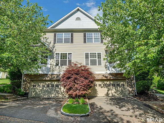2nd image of 21 Woodcrest Lane #21