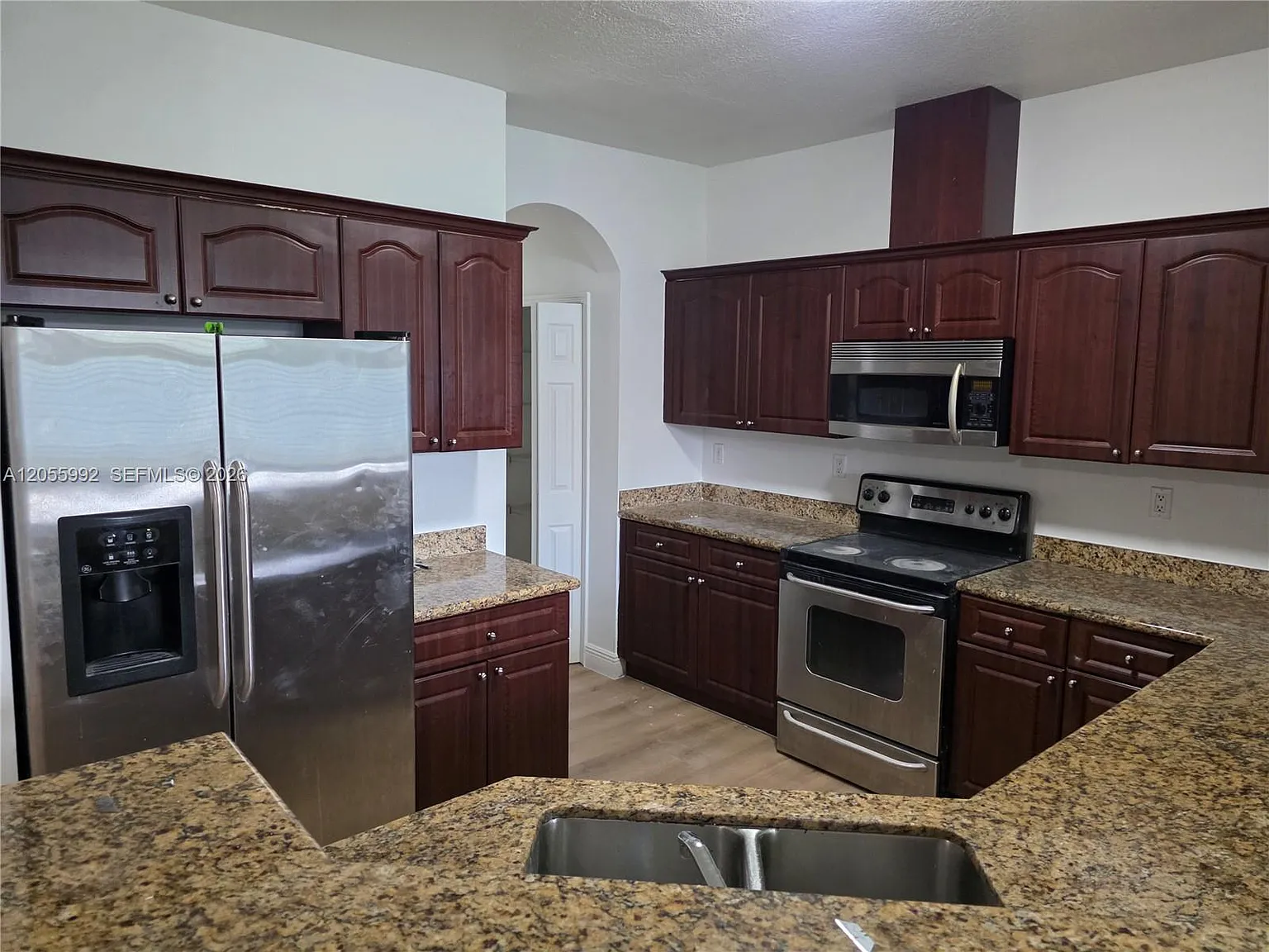 5 bed, 2598 sqft, $4,800 — Photo 2