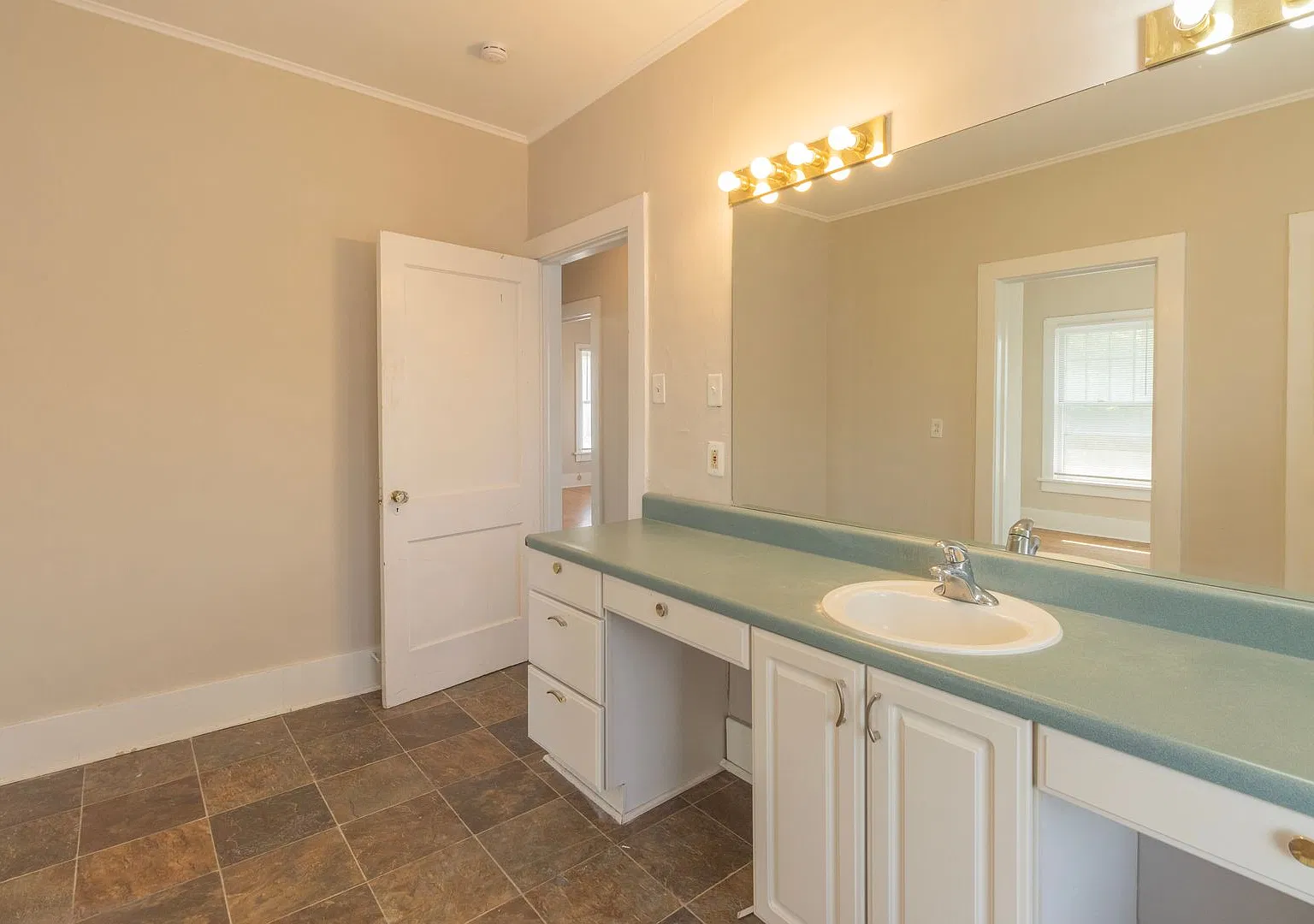 Spacious 4BR Historic Home Near Downtown & Mizzou — Photo 4