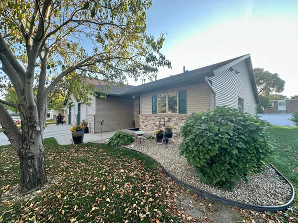 304 Valley View Dr SE, Willmar, MN 56201
