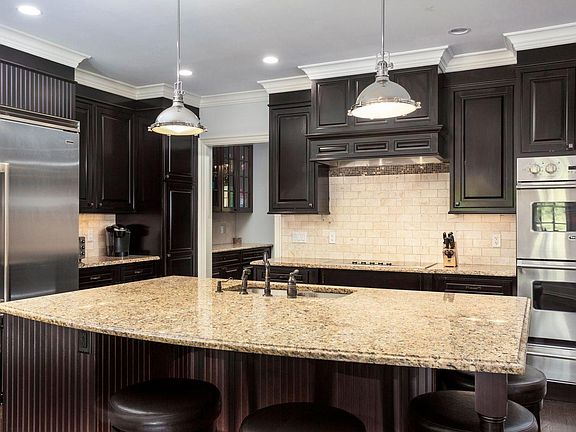 Gourmet Kitchen w/Top-of-the-Line Stainless Steel Appliances