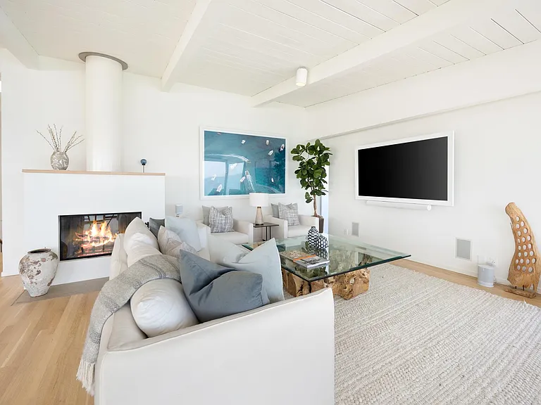 Gather in the open living space for quality time together next to the cosy fireplace.
Gather in the open living space for quality time together next to the cosy fireplace.