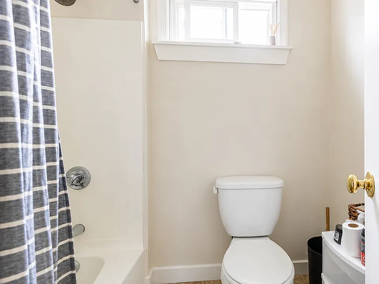 218 W 8th St #3 — Photo 8