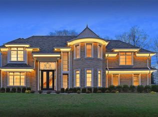 36 School House Ln, Great Neck, NY 11021